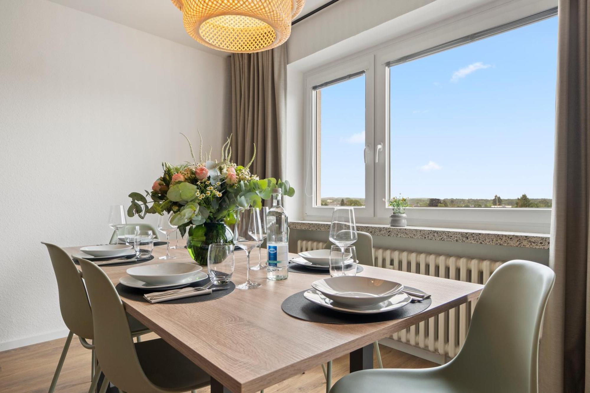 *top* Moderne - Naehe Koeln: Dom, Messe, Flughafen, Lanxess-arena * Bergisch Gladbach